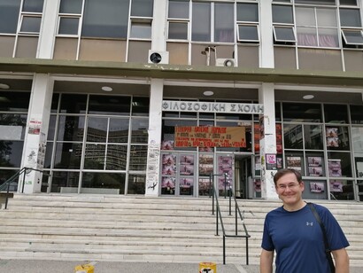 Tomáš Pružinec pred budovou Filozofickej fakulty Aristotelovej Univerzity v Solúne   